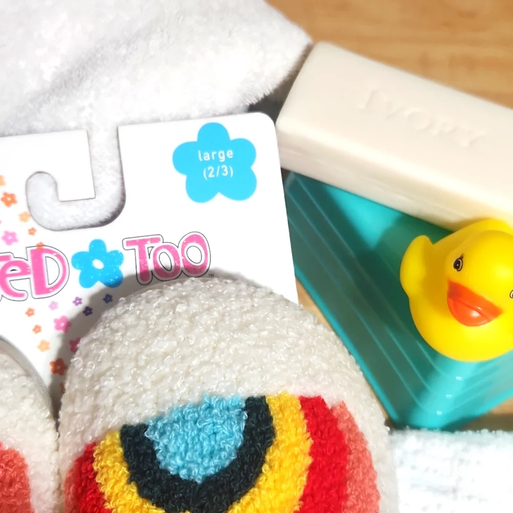 ADORABLE LIMITED TOO. RAINBIW SLIPPERS